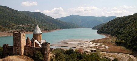 Ananuri: Castillo y Monasterio