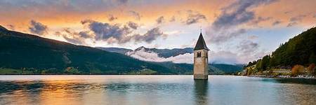 Lago de Resia-Campanario de la Iglesia de Graun