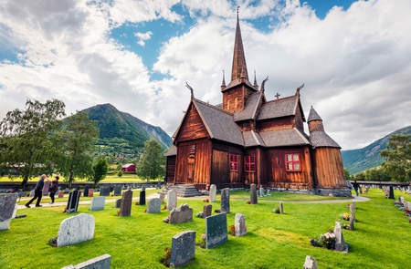 Iglesia y Cementerio de Lom