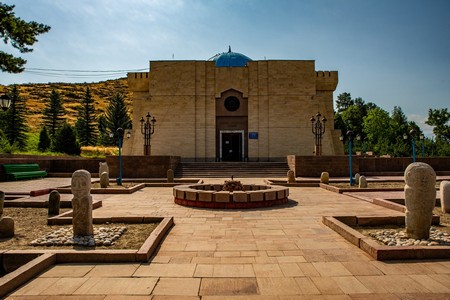 Manas-Ordo: Gumbez de Manas o Mausoleo de Manas