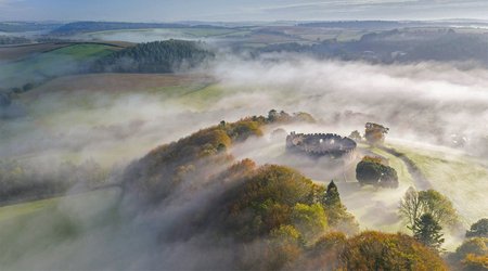 Castillo de Restormel entre la niebla