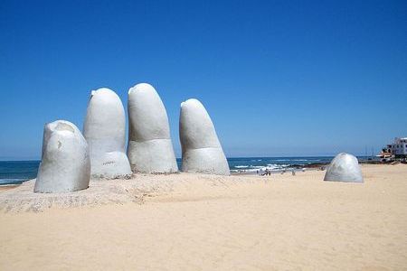 Punta del Este - Escultura Mano en la Arena